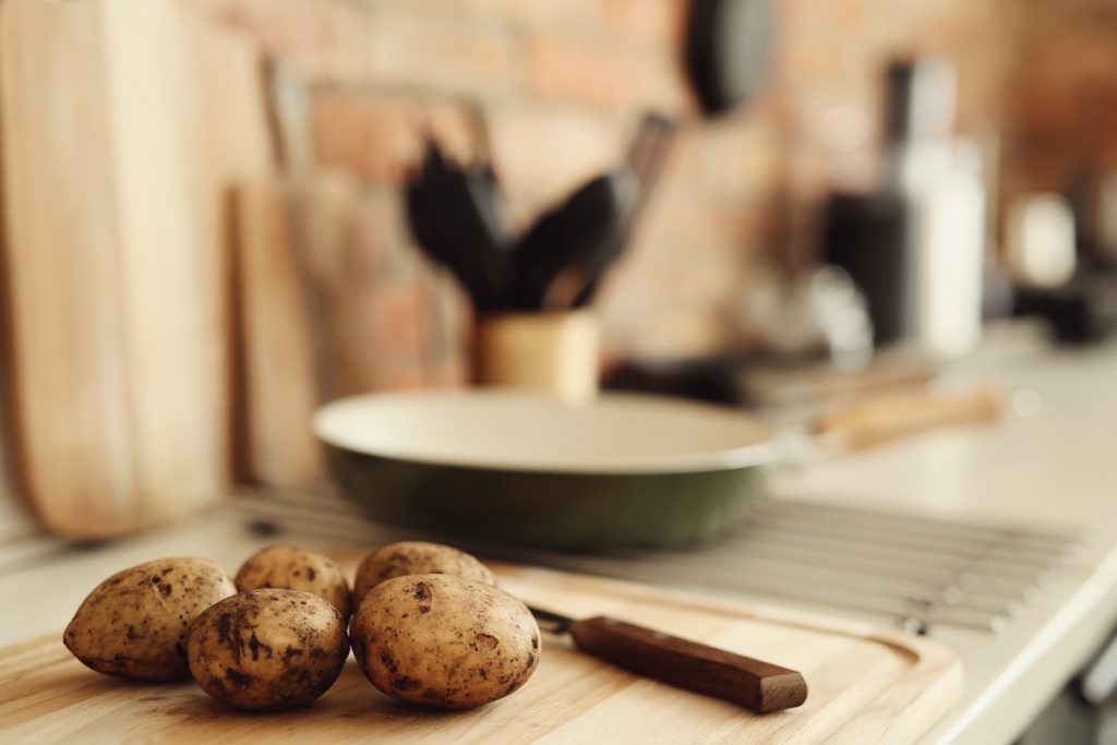 Des pommes de terre dans une cuisine